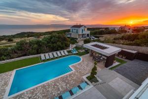 widok z powietrza na willę z basenem w obiekcie Resort Villa Moses w Novalji