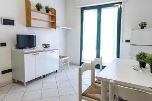 a kitchen with a table and a tv on a counter at SE008 - Senigallia, bilocale sul mare con spiaggia in Senigallia
