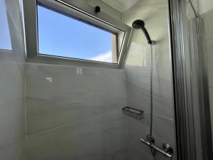 baño con ducha y ventana en Las Canteras View Home en Las Palmas de Gran Canaria