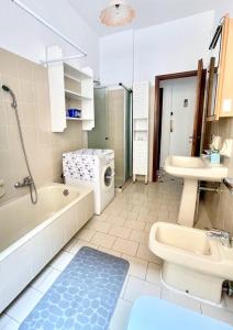 een badkamer met een bad, een toilet en een wastafel bij Nonna Sere Home in Riva Ligure