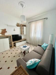 een woonkamer met een bank en een tafel bij Nonna Sere Home in Riva Ligure