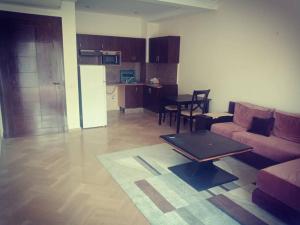 ein Wohnzimmer mit einem Sofa und einem Tisch in der Unterkunft Appartement à 2 minutes de la plage Skhirat in Skhirat