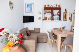 uma sala de estar com um sofá e uma mesa em Zografia - Charming House near the coast em Cós