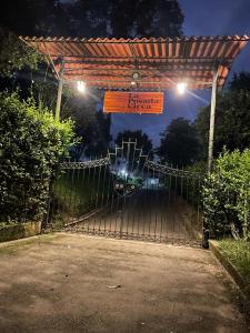 brama z znakiem przed domem w obiekcie La Posada Circa w mieście Montenegro