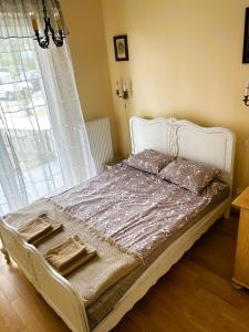 מיטה או מיטות בחדר ב-Apartament nad Jeziorem Juno Mrągowo