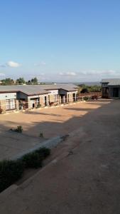un aparcamiento vacío frente a un edificio en dunduzu village lodge, en Mzuzu