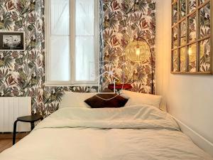 Postel nebo postele na pokoji v ubytování Le Cachot des Rois