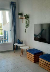 een woonkamer met een tafel en een raam bij Appartement vue exceptionnelle sur les canaux - Wi-Fi fibre haut débit in Empuriabrava