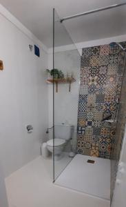 een badkamer met een toilet en een glazen douche bij Appartement vue exceptionnelle sur les canaux - Wi-Fi fibre haut débit in Empuriabrava
