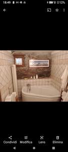 bagno con vasca e servizi igienici di Chalet quota 1800 a Saint Jacques