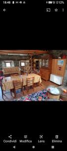 聖雅克的住宿－Chalet quota 1800，一张带桌椅的用餐室的照片