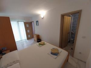 Ein Bett oder Betten in einem Zimmer der Unterkunft Apartman Tamara
