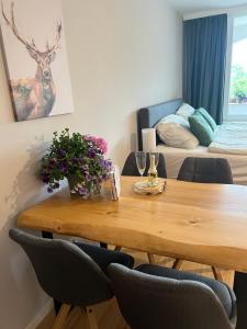 シュトローブルにあるWolfgangsee Ferienappartement „Almliebe“の木製のテーブルと椅子のあるダイニングルーム