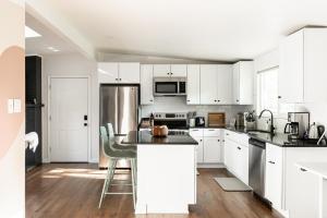 Кухня или мини-кухня в Chic Mid-Century Home Near Olde Town Arvada
