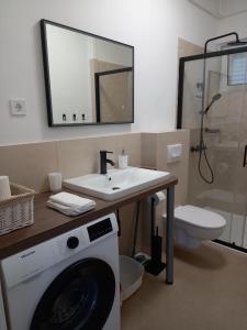 bagno con lavatrice e lavandino di Apartman Betty a Šibenik