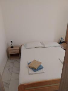 Ein Bett oder Betten in einem Zimmer der Unterkunft Apartman Tamara