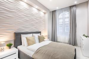 - une chambre avec un grand lit et une fenêtre dans l'établissement Cozy & Central apartment with 2-bedroom, à Budapest