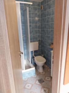 Ein Badezimmer in der Unterkunft Apartman Tamara