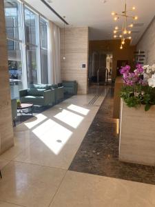 um átrio com cadeiras e flores num edifício em Tryp by Wyndham Brasília Nações em Brasília