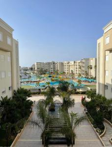 Blick auf ein Resort mit einem Pool mit Palmen in der Unterkunft PALM LAKE RESORT FOLLA in Monastir