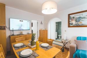 comedor con mesa y TV en Best Houses 49 - Tiago´s Surf Beach House, en Atouguia da Baleia