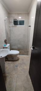 y baño con aseo y lavamanos. en Hermosa casa amoblada, en Barranquilla