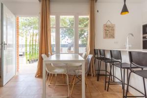 a kitchen with a white table and chairs at Apartamento en playa de castelldefels. Ubicación inmejorable! in Castelldefels