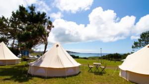 a group of tents sitting in a field at Glamping Atlántico in Ferrol
