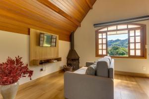 uma sala de estar com um sofá e uma lareira em Pousada Famiglia Bartho em Espirito Santo Do Pinhal