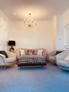 Fotografie z fotogalerie ubytování Central Windsor Spacious Three Double BedRooms, Two Living Room, Kitchen Entire Apartment over three floors Steps from Windsor Castle, station, long walk and restaurants Royal Residence Retreat Windsor v destinaci Windsor