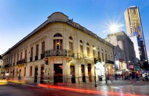 um grande edifício numa rua da cidade à noite em 201 Aparta Studio Boutique en mansión siglo XIX em Bogotá