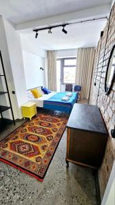 um quarto de hotel com uma cama e um tapete em Alma Villa Guest House - Bosteri em Bosteri