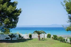 Imagen de la galería de SeaFront Villa Glaros, en Kassandria 30 fotos más