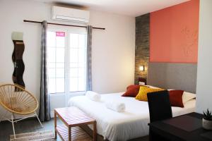 1 dormitorio con cama blanca y ventana en Guesthouse Aljezur Center, en Aljezur