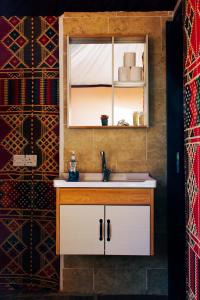 W łazience znajduje się umywalka i lustro. w obiekcie Rum Crown w mieście Wadi Rum