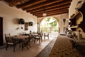 un comedor con mesas y sillas y una gran ventana en B&B Corte Jago, en Negrar