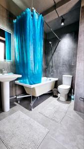 博斯特里的住宿－Alma Villa Guest House - Bosteri，带浴缸、盥洗盆和卫生间的浴室