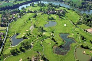 une vue aérienne sur un parcours de golf avec deux étangs dans l'établissement domaine du green castelgreen, à Rivières
