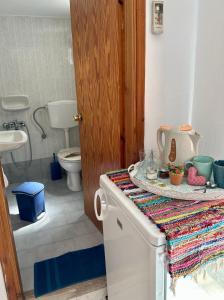 łazienka z umywalką, toaletą i blatem w obiekcie BONATSA ROOMS w mieście Palaiochóra