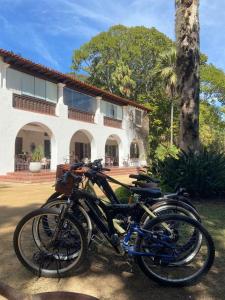 duas bicicletas estacionadas em frente a um edifício em Locanda Bela Vista em Itaipava