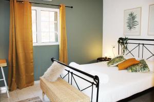 um quarto com uma cama e uma janela em Guesthouse Aljezur Center em Aljezur