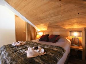 a bedroom with two animals laying on a bed at Chalet Avoriaz, 6 pièces, 12 personnes - FR-1-314-192 in Avoriaz