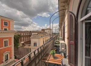 羅馬的住宿－四泉旅館，阳台设有长凳,享有城市美景。