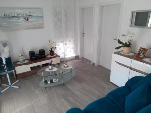 Televízia a/alebo spoločenská miestnosť v ubytovaní Apartmani Eden Vrsi Mulo