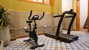 dos bicicletas estáticas y una cinta de correr en una habitación en 211 Aparta Studio Boutique en mansión siglo XIX, en Bogotá