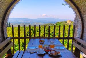 uma mesa azul com comida e bebidas por cima em Castel Brunello em Montalcino