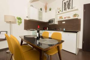 Kuchyň nebo kuchyňský kout v ubytování Paulay Design Apartment