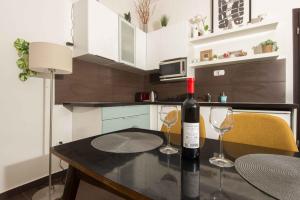 Kuchyň nebo kuchyňský kout v ubytování Paulay Design Apartment