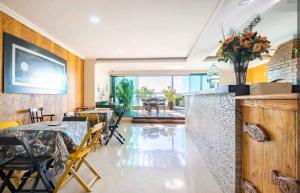 a kitchen and dining room with a table and chairs at Maré Alta hospedagem in Arraial do Cabo