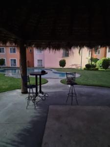 eine Terrasse mit einem Tisch und Stühlen im Innenhof in der Unterkunft Agusticidad en Cuernavaca in Emiliano Zapata